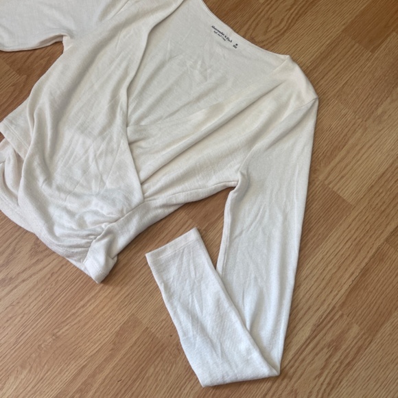 Abercrombie & Fitch Ivory Soft A&F Cozy Long Sleeve Cropped Sweater Top Size Med - Picture 2 of 8